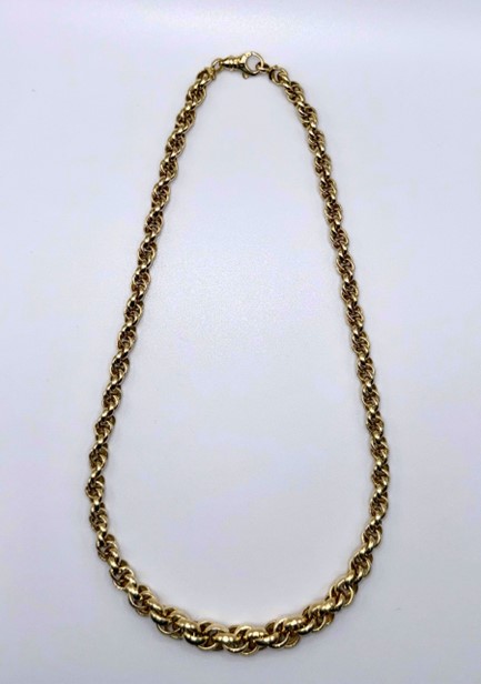 14 Karaat geelgouden collier uitgevoerd met een koord schakel. Het collier heeft een draaglengte van 45cm. Het collier heeft een variabele schakelbreedte en is in het middelpunt 9 mm breed. 