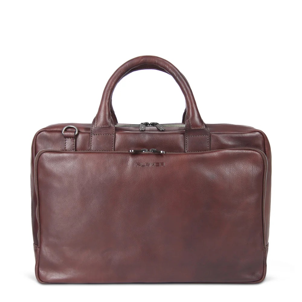 Deze Plevier Bill Laptoptas van 15.6 inch in de kleur bruin is gemaakt van hoogwaardig leer en heeft een luxueuze uitstraling. De tas heeft verschillende vakken voor het opbergen van al je benodigdheden en een verstelbare schouderriem voor comfortabel dragen. Draag de tas over je schouder of gebruik de handvatten voor een stijlvolle look. Perfect voor zakelijk gebruik of dagelijks gebruik. Maak je outfit compleet met deze prachtige laptoptas van Plevier!

Deze leren laptoptas combineert stijl en functionaliteit met een ruim hoofdvak en een slim georganiseerd voorvak. Vervaardigd uit hoogwaardig plantaardig gelooid leer, straalt de tas vakmanschap uit. Het interieur is zorgvuldig ontworpen met onder andere een gewatteerd en afsluitbaar laptopvak voor een 15.6-inch laptop en een gewatteerd en afsluitbaar tabletvak. In het organizer voorvak vind je stretchvakken voor een muis en bekabeling/adapter, een afneembare leren Plevier sleutelhanger, vakjes voor visitekaartjes, een RFID-beschermd vak, pennenlussen, een houder voor USB-sticks en een stretch vak voor je mobiele telefoon. De Bill laptoptas wordt geleverd met een afneembare en verstelbare schouderband. Kortom, een tas die zowel uitstraling als gebruiksgemak biedt.


Maat Tas
B 40 x H 28 x D 10 cm
Maat Laptopvak
B 39 x H 26 x D 3 cm