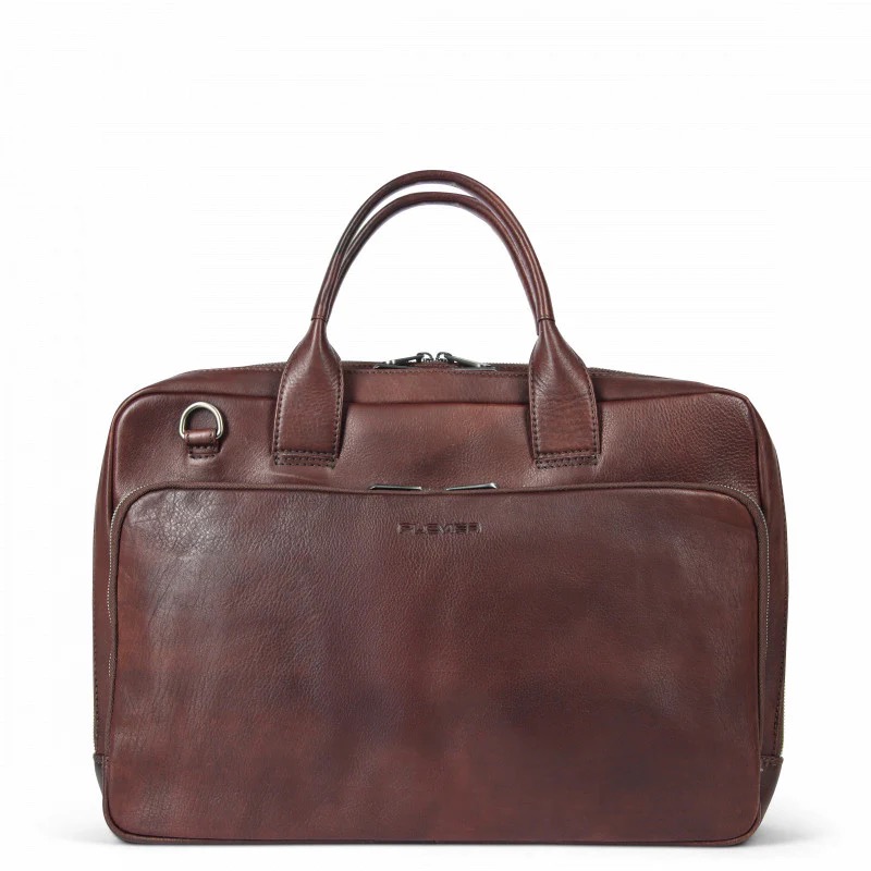 eze leren laptoptas combineert stijl en functionaliteit met twee ruime hoofdvakken en een slim georganiseerd voorvak. Vervaardigd uit hoogwaardig plantaardig gelooid leer, straalt de tas vakmanschap uit. Het interieur is zorgvuldig ontworpen met onder andere een gewatteerd en afsluitbaar laptopvak voor een 15.6-inch laptop en een gewatteerd en afsluitbaar tabletvak. In het organizer voorvak vind je stretchvakken voor een muis en bekabeling/adapter, een afneembare leren Plevier sleutelhanger, vakjes voor visitekaartjes, een RFID-beschermd vak, pennenlussen, een houder voor USB-sticks en een stretch vak voor je mobiele telefoon. Aan de achterkant zit een rits vak waarin ook een mogelijkheid zit om de tas op een trolley te schuiven. De Bill laptoptas wordt geleverd met een afneembare en verstelbare schouderband. Kortom, een tas die zowel uitstraling als gebruiksgemak biedt.



Plevier Larry Laptoptas 15.6 inch Bruin  



Voor de perfecte finishing touch bij elke outfit:  de 211-2 tas!