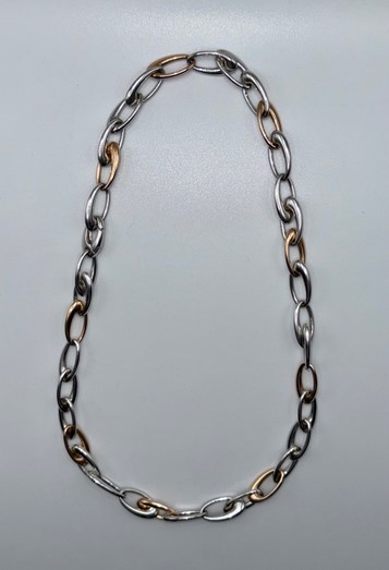 14 Karaat wit met rose gouden fabtasie collier met grote schakels van 19 x 9 mm. Met speciale karabijn sluiting.