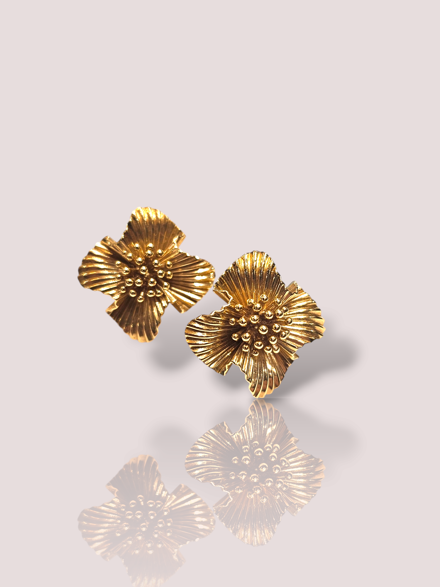 Deze prachtige vintage oorstekers zijn gemaakt van 14k geel goud en zijn versierd met bloemmotieven. Ze stralen elegantie en tijdloze schoonheid uit. Draag deze oorstekers om je alledaagse look te verfraaien of om een vleugje glamour toe te voegen aan je avondlook. Combineer ze met andere gouden sieraden voor een complete en stijlvolle uitstraling. Met deze oorstekers ben je altijd on-trend.

De bloemen zijn 2,5 cm breed en 2,7 cm hoog.