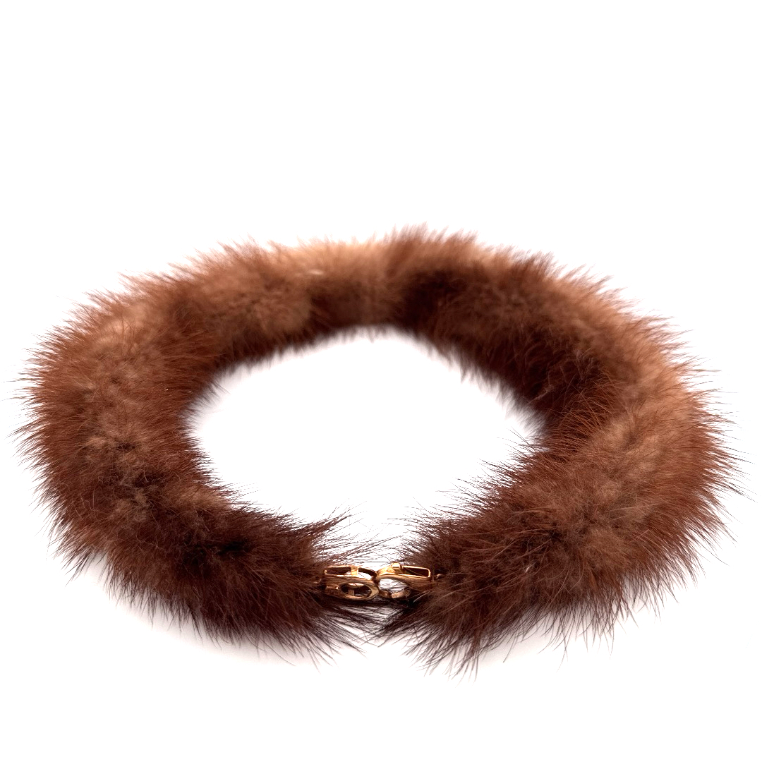 Deze zeldzame bont choker is voorzien van een prachtige 18K geelgouden sluiting. Het is een uniek stuk dat luxe en elegantie uitstraalt. Draag deze choker op een simpele blouse of jurk om je outfit een extra touch of glamour te geven. Het zal zeker de aandacht trekken en je laten stralen op elk feest of evenement.