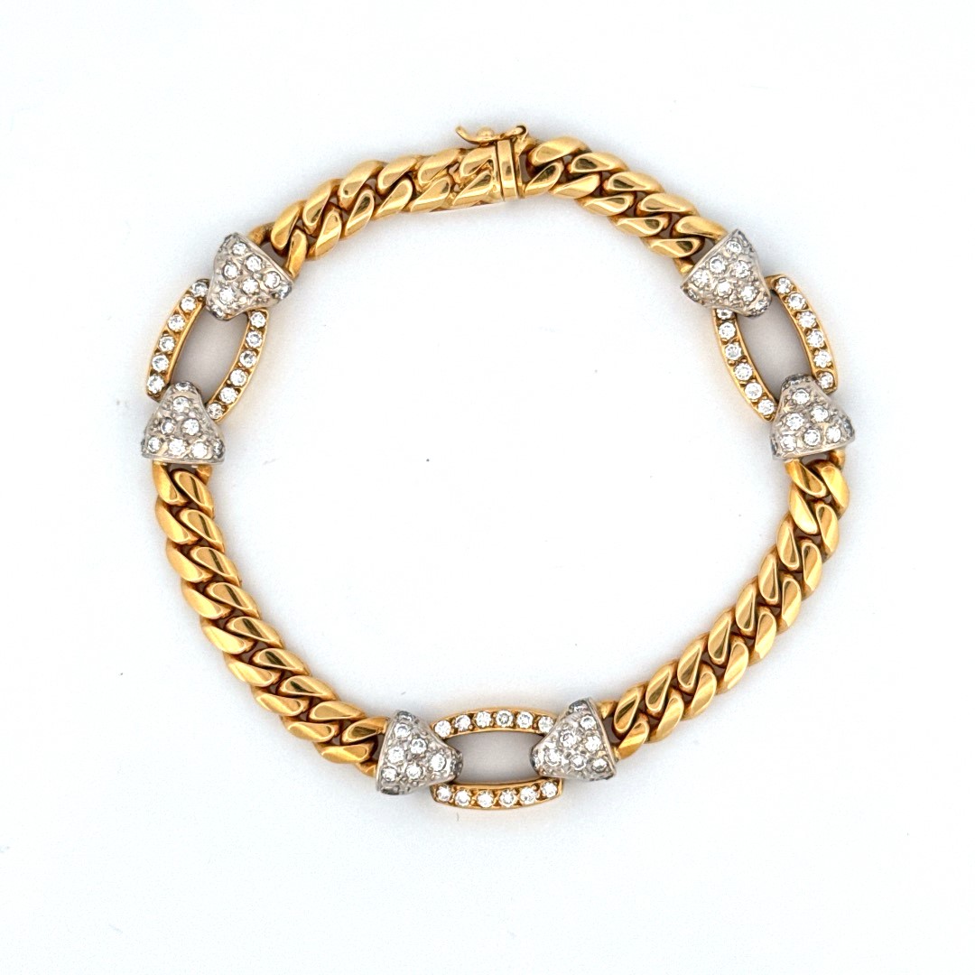 Deze prachtige armband is gemaakt van 18 karaat geelgoud en is voorzien van schitterende briljanten. De gourmet schakels geven de armband een luxe uitstraling. Draag deze armband als een statement piece bij een elegante avondjurk of juist als een subtiele toevoeging aan je alledaagse outfit. Met deze armband voeg je direct een vleugje glamour toe aan elke look.