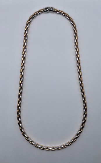 14 Karaat prachtig wit met rose gouden collier met een klasieke schakel breedte 5 mm en een draaglengte van 45 cm met karabij sluiting.
