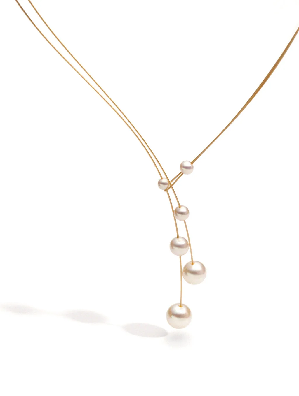 Een staal verguld collier Eva Strepp model Tau-tv met 7 zoetwater parels.