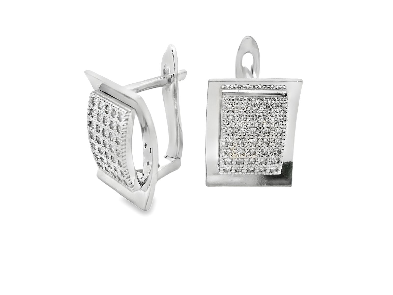 Deze prachtige witgouden oorstekers van 18 karaat met diamant hebben een uniek en speels design dat direct opvalt. De oorstekers passen perfect bij elke outfit, of het nu een casual of chique look is. Draag deze oorstekers met trots en voeg een vleugje luxe toe aan je outfit. Met deze eyecatchers steel je gegarandeerd de show!