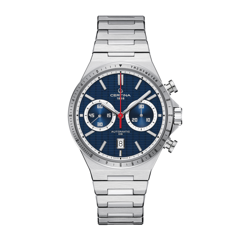 Dynamisch, jong en uiterst nauwkeurig: de nieuwe DS-7 Chrono Auto . Dit horloge is geïnspireerd op de opkomende trendsport padel, waar Certina al jaren bij betrokken is. Het nieuwste horloge van de Zwitserse horlogemaker doet deze actievolle sport eer aan met talloze details. De opvallende wijzerplaat heeft een rasterstructuur die doet denken aan het net op een padelbaan, en het eigentijdse automatische uurwerk heeft een anti-magnetische siliconen balansveer die zelfs de snelste rally's niet van de wijs kunnen brengen.