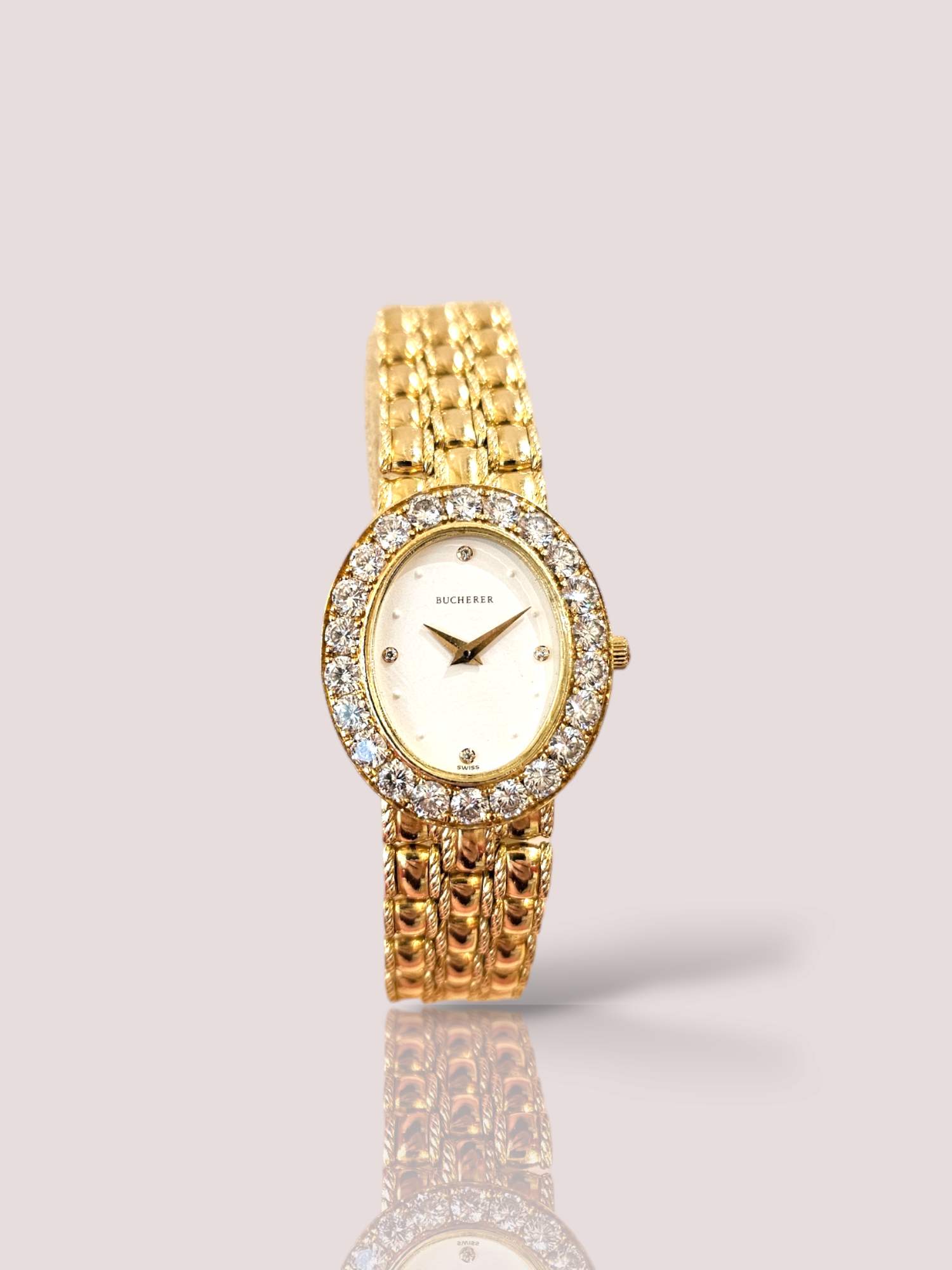 Dit prachtige 18 karaat geel gouden horloge van Bucherer heeft een stijlvolle gouden behuizing en een witte wijzerplaat met 22 briljant geslepen diamanten. Het betreft een quartz uurwerk. Draag dit horloge met formele outfits voor een chique uitstraling of met casual kleding voor een meer ontspannen look. 