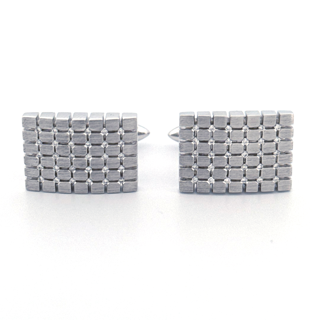 Deze prachtige manchetknopen zijn gemaakt van 14 karaat witgoud en zijn versierd met schitterende briljanten. Met een afmeting van 18,5 x 13 mm zijn deze manchetknopen een elegant en tijdloos accessoire voor elke formele gelegenheid. Draag ze met stijlvolle overhemden en pakken voor een verfijnde uitstraling. Deze manchetknopen zijn een must-have voor elke moderne gentleman.