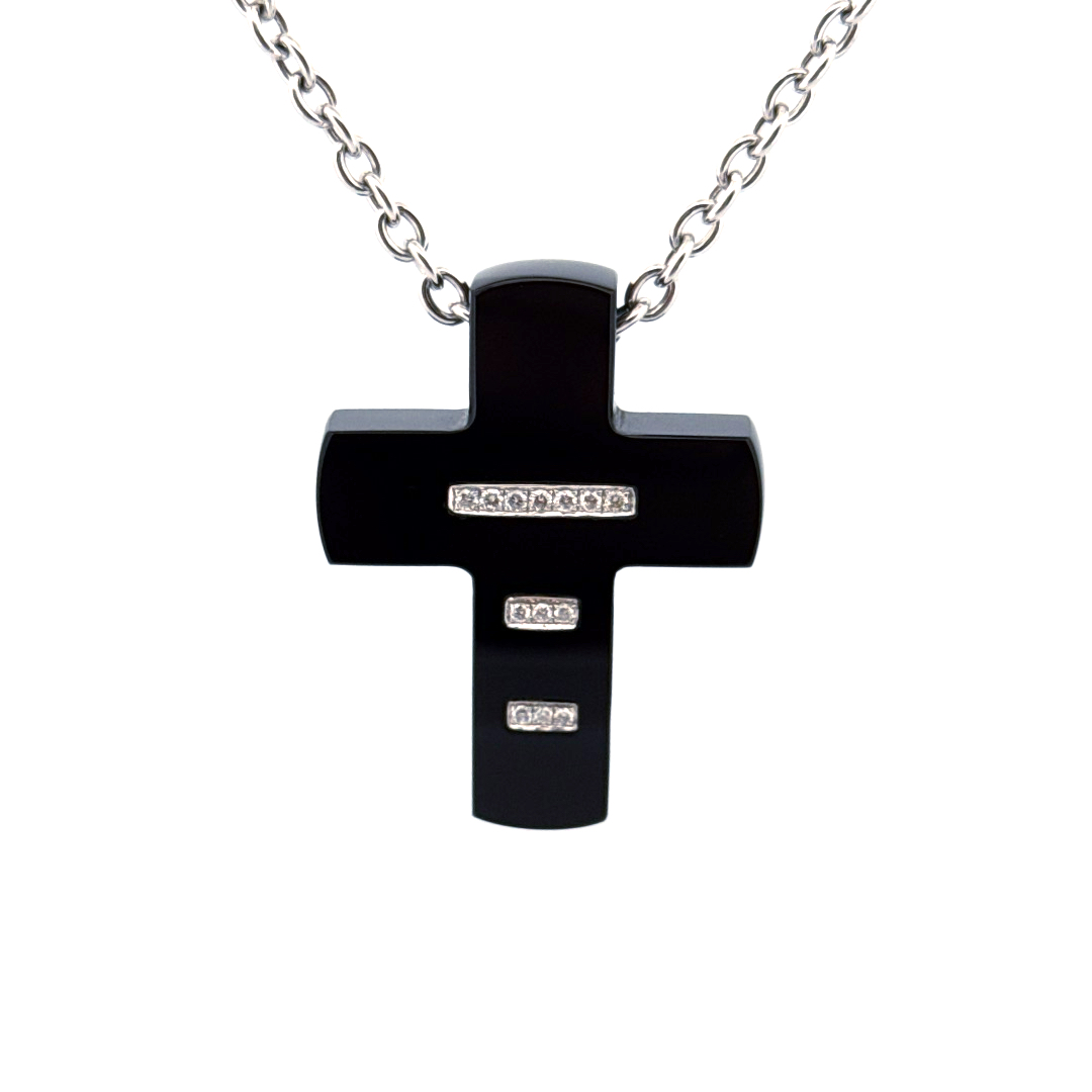 Deze prachtige keramische hanger is voorzien van briljanten gezet in witgoud, wat zorgt voor een elegante uitstraling. De hanger heeft een afmeting van 36,5 x 28mm en is perfect om te combineren met een mooie ketting. Draag deze hanger bij speciale gelegenheden om je outfit compleet te maken en een vleugje glamour toe te voegen. Een tijdloos sieraad dat je keer op keer zult dragen en bewonderen.
