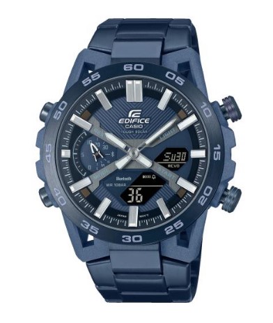 De Casio Edifice ECB-2000CB-2AEF is een geavanceerd en robuust horloge, ontworpen voor liefhebbers van technologie en functionaliteit. Met een kastgrootte van 51 × 47.8 × 10.8 mm en een gewicht van slechts 125 gram, biedt dit horloge een perfecte balans tussen stijl en comfort. Het horloge is gemaakt van carbon en roestvrij staal, met een opvallende blauwe ion-geplateerde bezel die een moderne uitstraling geeft. De stevige roestvrijstalen band heeft een handige one-touch 3-fold klapsluiting voor extra veiligheid. Het model is waterbestendig tot 100 meter, waardoor het geschikt is voor dagelijks gebruik en watersporten.

Het unieke aan dit horloge is de Tough Solar-technologie, waarmee het horloge zichzelf oplaadt via licht. Daarnaast beschikt het horloge over Bluetooth-connectiviteit, waarmee het automatisch verbinding maakt met uw smartphone via de CASIO WATCHES-app. Deze functies bieden onder andere automatische tijdaanpassing, wereldtijd voor 38 steden, en een telefoonzoeker. Het horloge beschikt ook over een 1/100-seconde stopwatch, afteltimer, en 5 dagelijkse alarmen. Dankzij de dubbele LED-verlichting met Super Illuminator is het horloge ook in het donker uitstekend leesbaar.