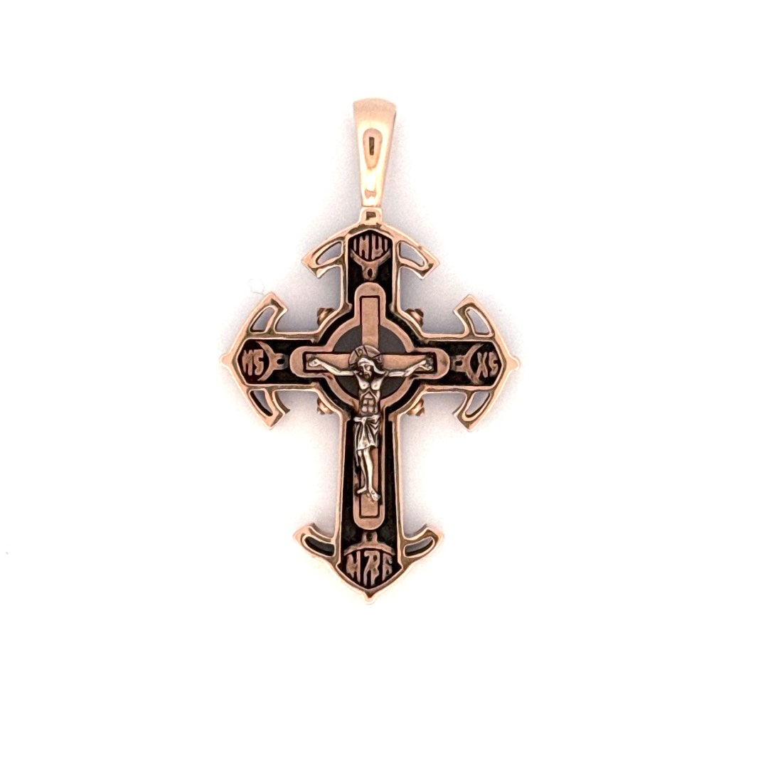 Dit prachtige juweel is gemaakt van 14 karaat roségoud en heeft een kruisvormig corpus van 32 x 25 mm. Het is perfect voor religieuze symboliek en elegantie. Draag het met een eenvoudige ketting voor een verfijnde look of combineer het met andere gouden sieraden voor een luxueuze uitstraling. Een mooie toevoeging aan elke sieradencollectie!