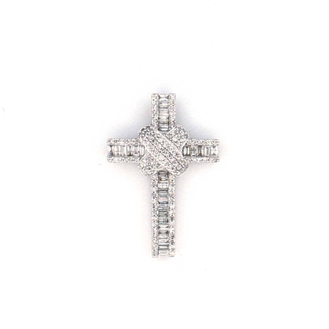 Dit prachtige juweel is gemaakt van 18 karaats witgoud met baquette diamanten, en heeft de afmetingen 37 x 25.5 mm. Het kruis geeft een elegante en stijlvolle uitstraling aan elke outfit. Draag dit juweel op een lange ketting voor een chique en tijdloze look, of combineer het met andere gouden accessoires voor een moderne touch.