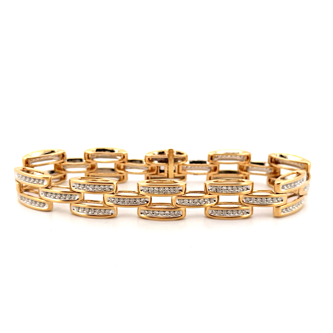 Deze prachtige armband is gemaakt van 14K geelgoud en is voorzien van schitterende briljanten. De open schakels geven de armband een elegante uitstraling. Het is perfect voor zowel casual als formele gelegenheden. Draag deze armband alleen voor een subtiele touch of combineer het met andere armbanden voor een trendy armparty look. Een tijdloos en veelzijdig sieraad voor elke vrouw.