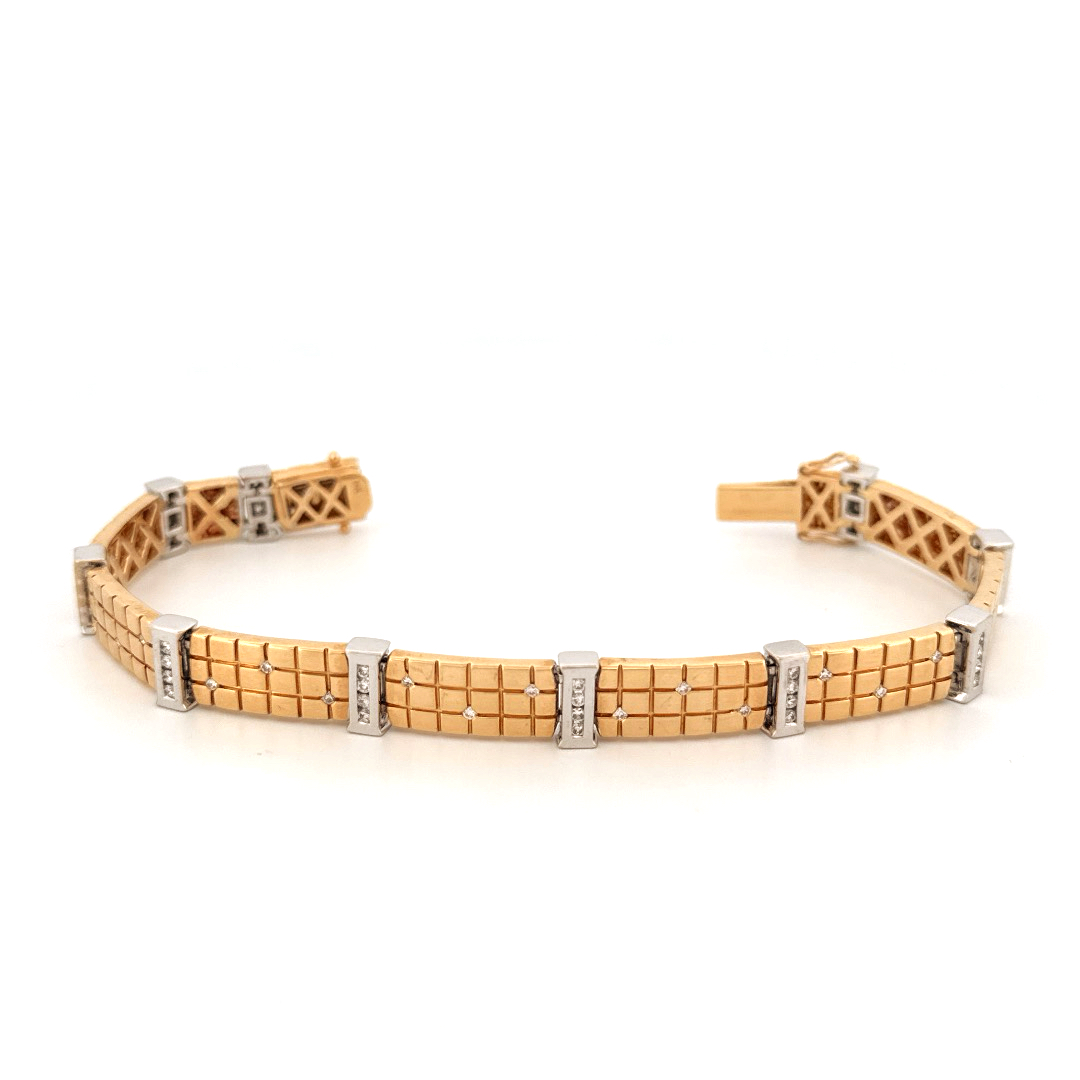 Deze Jh Brummer gouden armband is vervaardigd van 14K bicolor goud en is bezet met briljanten voor een luxe uitstraling. De armband kan op verschillende manieren worden gedragen, als een opvallende statement piece of gecombineerd met andere armbanden voor een trendy laagjeslook. De beste manier om deze armband te dragen is om hem te combineren met bijpassende gouden sieraden voor een elegante en stijlvolle uitstraling.
