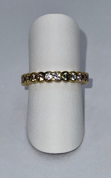 14 karaat geel gouden alliance ring bezet met in ronde zetkasten geplaatste zirkonia's. Alleen beschikbaar in maat 56.