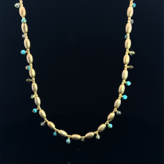 Diese Steinkette besteht aus 925er Silber und vergoldetem Silber, verziert mit Türkis, Peridot und Apatit. Sie besticht durch ihre lebendigen Farben und sie strahlt Eleganz aus. Diese Kette kann auf vielfältige Weise getragen werden - als auffälliges Statement-Stück oder als dezentes Accessoire zu jedem Outfit. Ein absolutes Must-Have für Schmuckliebhaberinnen.