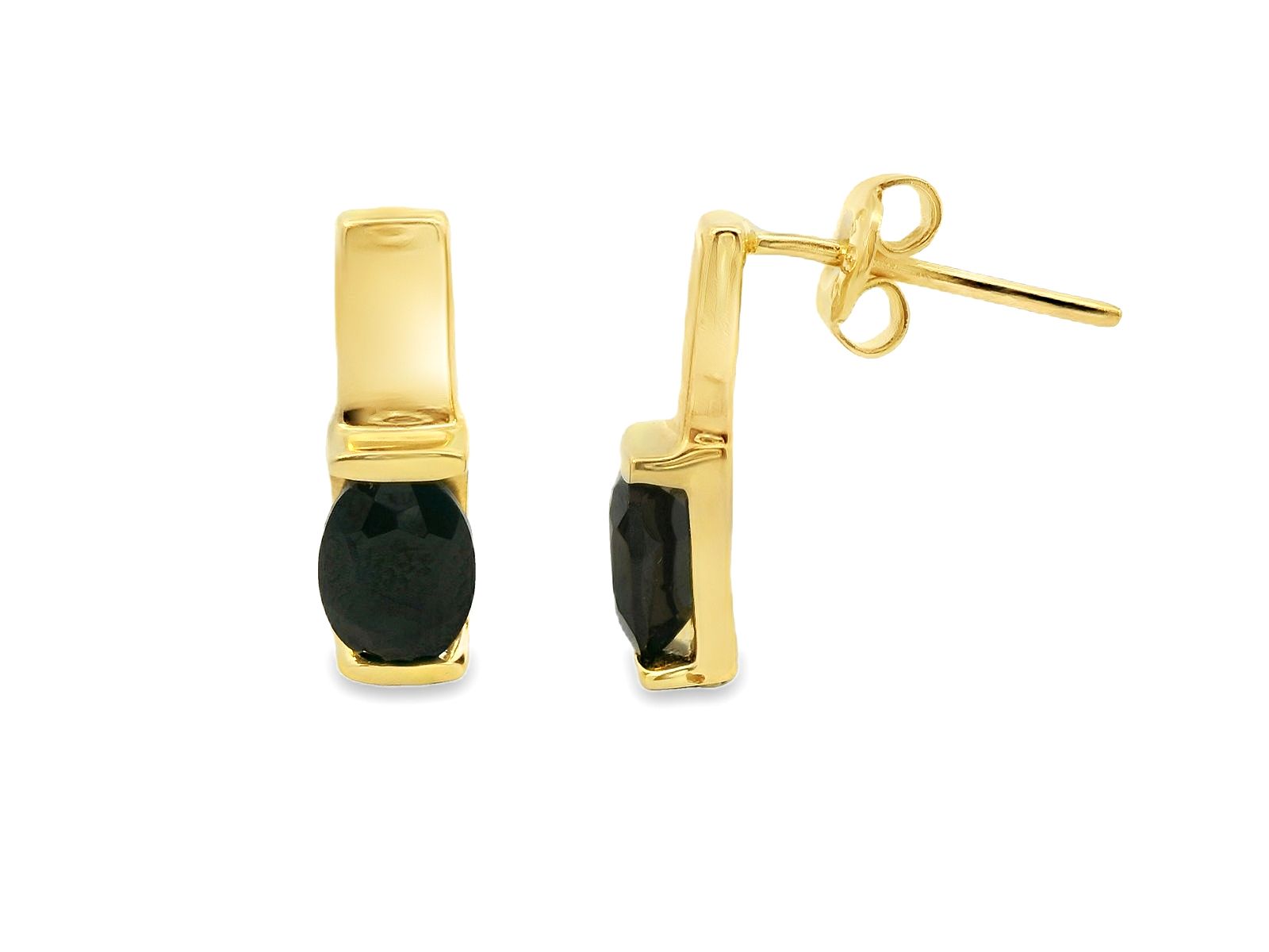 Deze geelgouden oorstekers van 14 karaat zijn voorzien van mooie onyx stenen en een uniek design. De perfecte aanvulling op elke outfit, deze oorbellen stralen elegantie en stijl uit. Draag ze om je look helemaal af te maken en je persoonlijke stijl te accentueren. Creëer een statement met deze prachtige oorstekers!