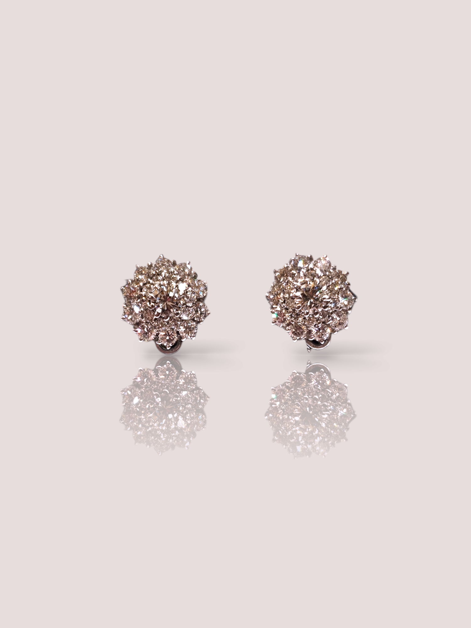 Deze prachtige vintage 18k witgouden oorstekers zijn ingelegd met schitterende diamanten, wat zorgt voor een tijdloos en elegant design. De oorstekers kunnen perfect worden gedragen bij zowel formele als informele gelegenheden, waardoor ze een veelzijdige toevoeging zijn aan je sieradencollectie. Draag ze solo voor een subtiele uitstraling of combineer ze met andere gouden accessoires voor een luxueuze look. De diameter van de oorstekers is 1,9 cm en elke oorsteker bevat maar liefst 21 schitterende diamanten. 