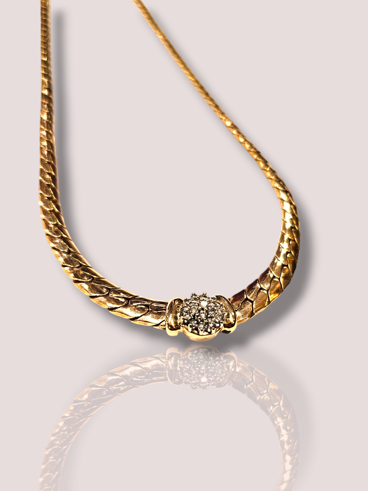 Dit vintage 14k geelgouden gourmet collier heeft prachtige diamanten accenten die schitteren bij elke beweging. Het collier kan op verschillende manieren gedragen worden, zowel casual als chic. Draag het alleen voor een subtiele touch of combineer het met andere kettingen voor een gelaagde look. Dit tijdloze sieraad is een aanwinst voor elke sieradencollectie. Koop nu en straal met deze eyecatcher!

Dit collier ligt prachtig op de hals omdat de schakels plat zijn, het draagt makkelijk omdat het niet te zwaar is. Het collier weegt 13,52 gram.