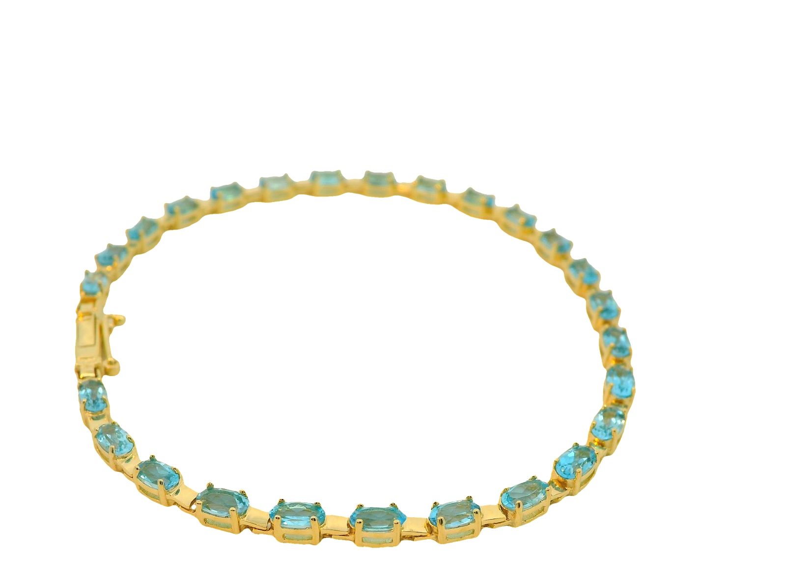 Deze prachtige geelgouden armband van 14 karaat met lichtblauwe steentjes is een uniek sieraad dat direct opvalt. De combinatie van het goud en de blauwe steentjes zorgt voor een elegante uitstraling die perfect is voor zowel overdag als 's avonds. Draag deze armband alleen voor een subtiele touch of combineer met andere armbanden voor een echte statement look. Met een verstelbare sluiting past deze armband om bijna elke pols. Maak je outfit compleet met deze prachtige armband!