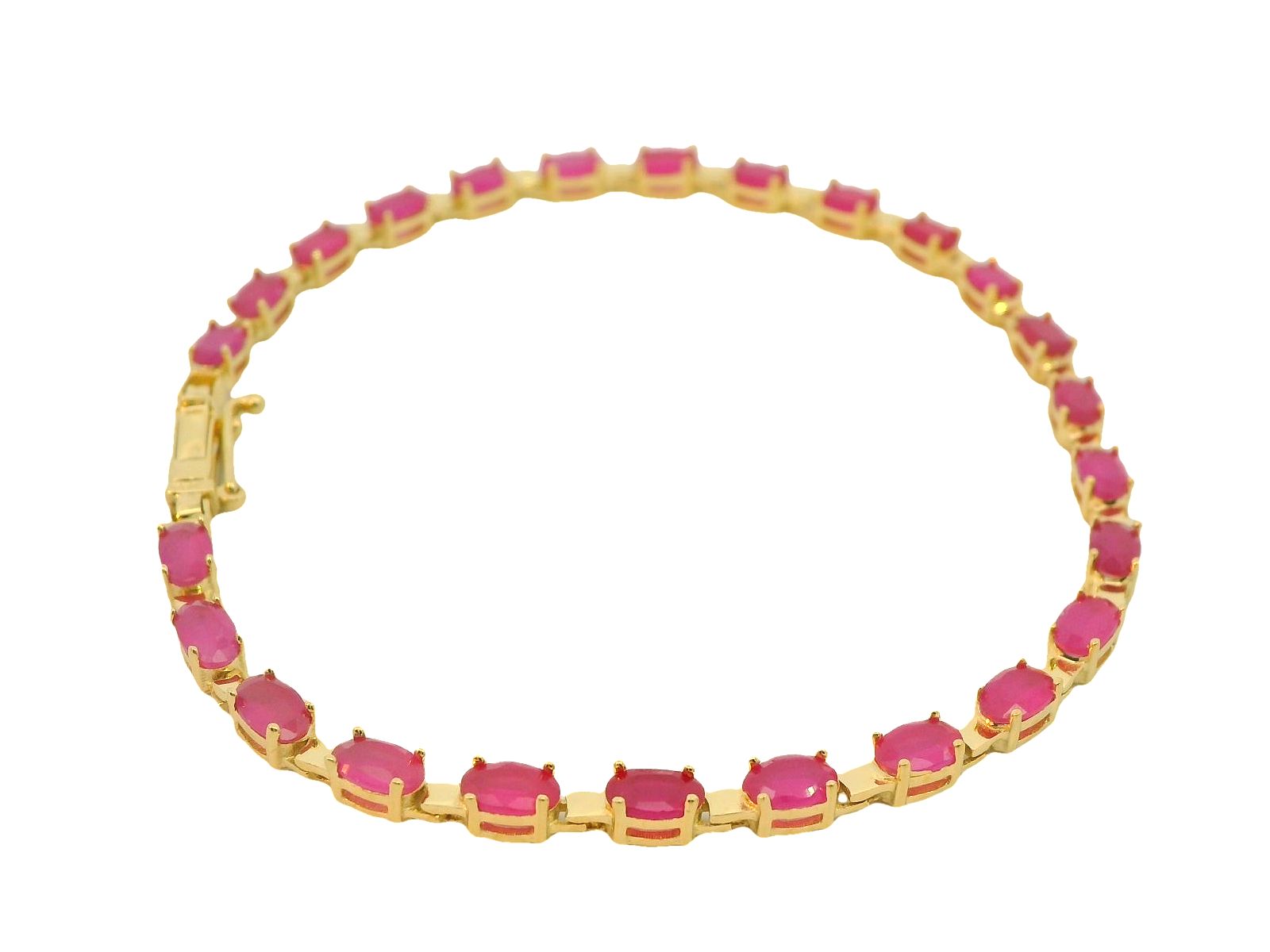 Deze prachtige geelgouden armband van 14 karaat is versierd met schitterende roze steentjes, wat zorgt voor een unieke en elegante uitstraling. De armband is perfect om elke outfit een luxe touch te geven en is ideaal voor zowel overdag als 's avonds. Draag deze armband solo voor een subtiele look of stapel hem met andere armbanden voor een trendy effect. Maak je outfit compleet met deze eyecatcher!