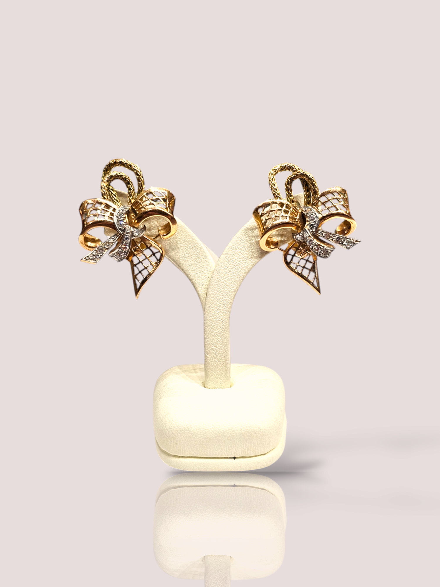 Deze prachtige vintage oorclips zijn gemaakt van 18 karaat geel goud en zijn gedecoreerd met schitterende diamanten. De oorclips hebben de vorm van strikjes, wat zorgt voor een elegante en charmante uitstraling. Het beste is om deze oorbellen te dragen tijdens speciale gelegenheden, zoals gala's of feestjes, om je outfit een extra touch of glamour te geven. De oorclips zijn 3 bij 2,5 cm en kunnen vermaakt worden tot oorstekers. 


