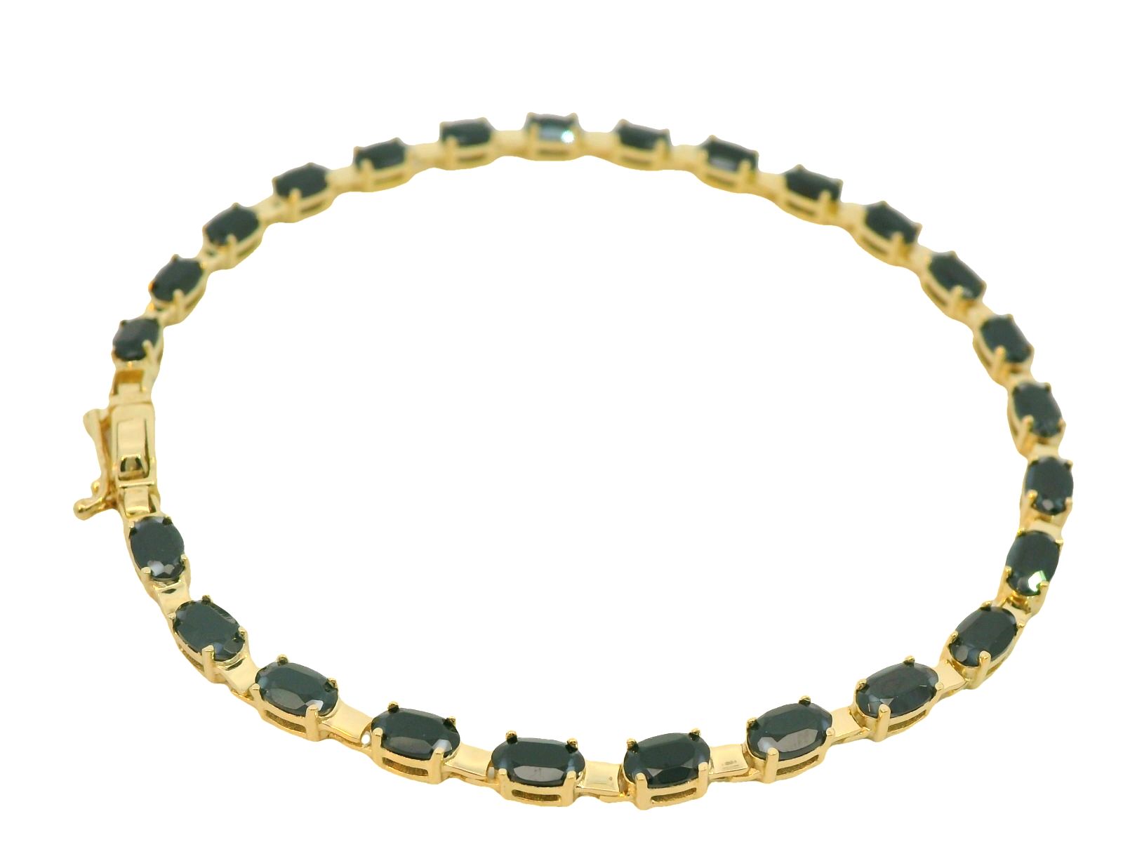Deze prachtige armband is gemaakt van 14 karaat geelgoud en heeft een uniek ontwerp met zwarte onyx stenen. De armband is speciaal ontworpen voor dames en geeft elke outfit een luxe uitstraling. Draag deze armband alleen voor een chique look of combineer hem met andere gouden sieraden voor een verfijnde uitstraling.
Op welke manier je deze armband ook draagt, je zult zeker de aandacht trekken en een stijlvolle indruk maken.