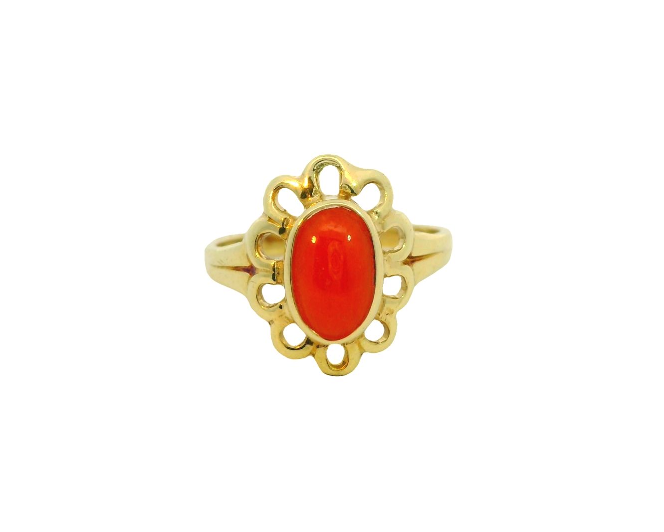Deze prachtige geelgouden ring van 14 karaat is bezet met een bloedkoraal. Het is een uniek tweedehands sieraad met een vintage uitstraling. De ring is perfect om elke dag te dragen of om je outfit een extra touch te geven voor een speciale gelegenheid. Combineer het met andere gouden sieraden voor een elegante en stijlvolle look.