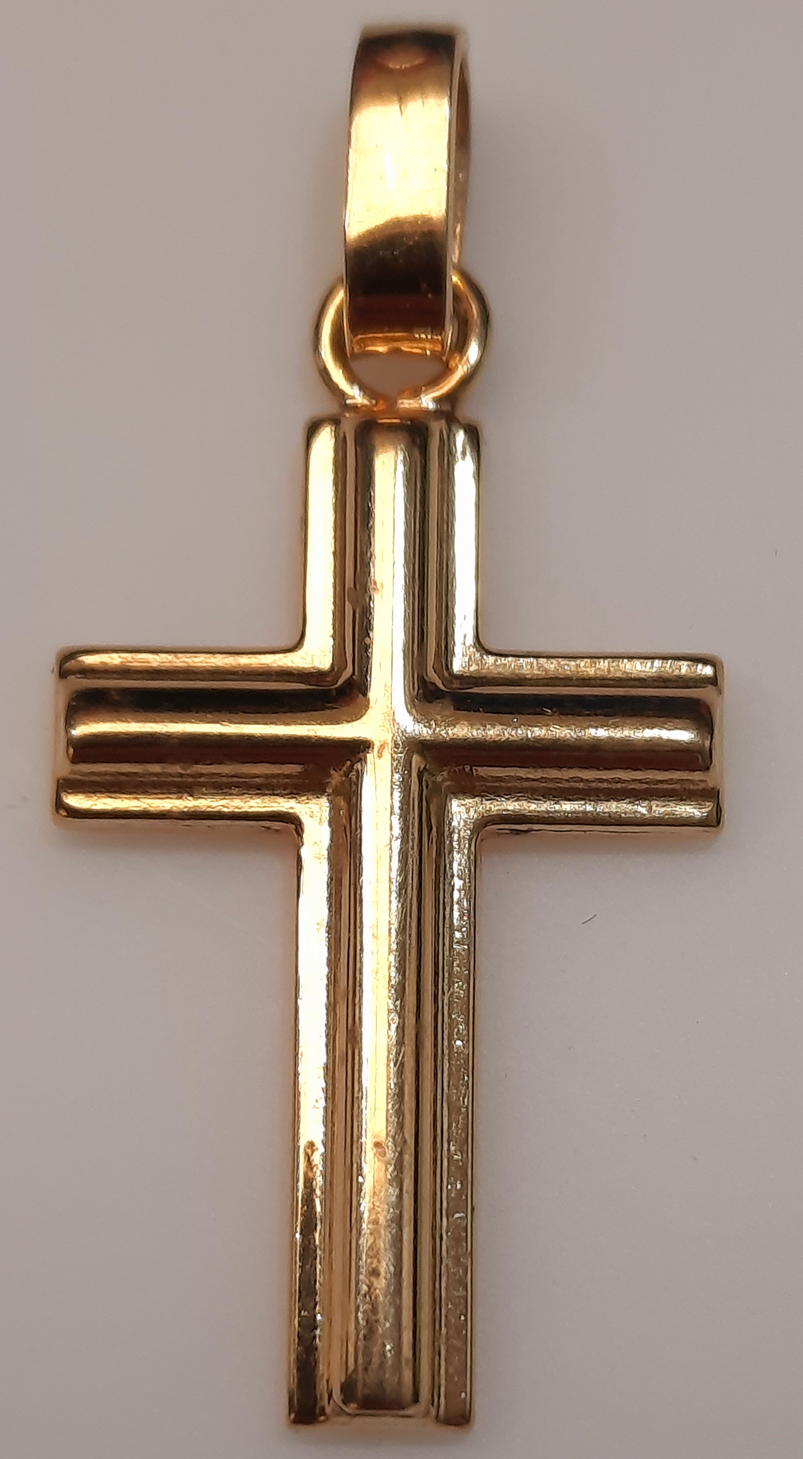 Dit schitterende gouden kruis 18kt, modelnummer BREA-JOY-0003935, is een prachtig juweel. Met een diameter van 30 mm en een breedte van 14 mm straalt deze 18kt gouden hanger verfijnde elegantie uit. Perfect om te dragen aan een subtiele ketting voor een tijdloze en klassieke look. Prachtig voor elke gelegenheid.