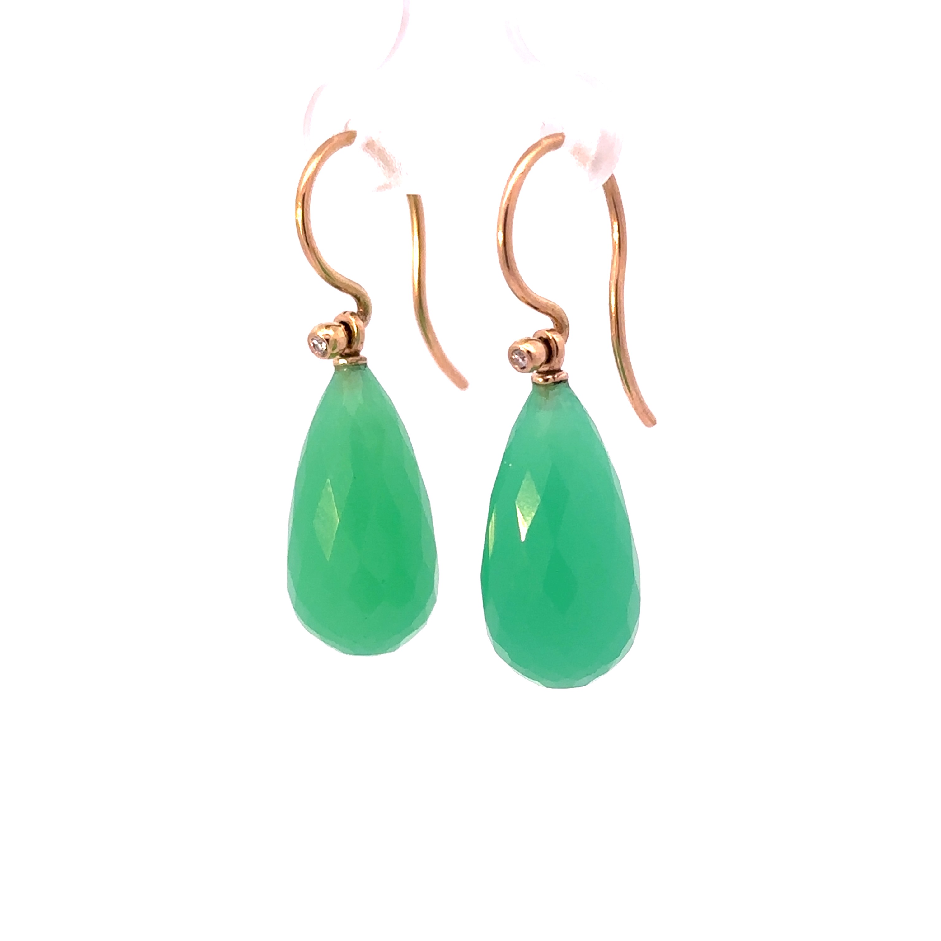 Dieser wunderschöne Einhänger für Ohrschmuck in Gelbgold 750 mit 2 facettierten Chrysoprasen ist 23mm lang und ein echter Blickfang. Die zarten grünen Edelsteine verleihen jedem Outfit eine elegante Note. Tragen Sie diesen Einhänger am besten mit passenden Ohrbügeln oder formschönen Ohrsteckern (nicht enthalten) für einen harmonischen Look oder als einzelnem Statement-Stück für einen Hauch von Farbe und Eleganz.