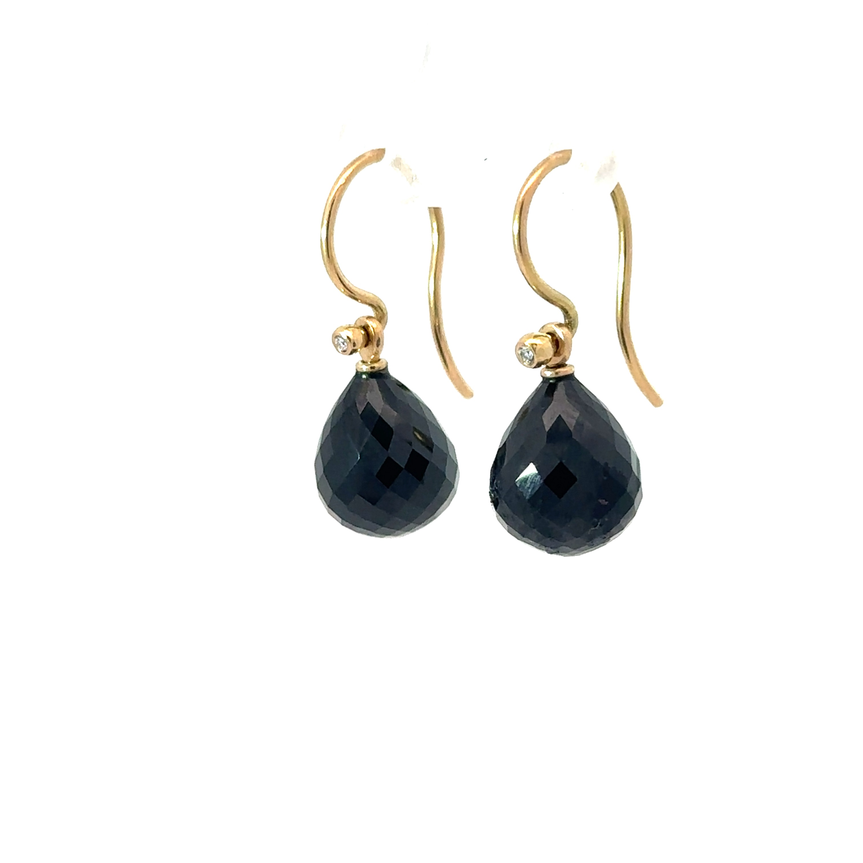 Dieser Ohrschmuck-Einhänger aus Gelbgold 750 ist mit zwei schwarzen, facettierten Spinellen gefertigt. Die eleganten Spinelle verleihen diesem Schmuckstück einen edlen und zeitlosen Look. Trage diesen Einhänger für Ohrschmuck alleine für einen subtilen Look. Ein vielseitiges Stück für jeden Anlass! 
(Ohrbügel nicht enthalten)