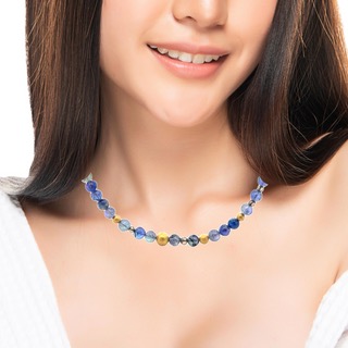 Diese Steinkette besteht aus Gelbgold 750 und enthält Tansanitkugeln in changierendem Grün-Blau sowie Labradorit. Sie kann als elegantes und vielseitiges Schmuckstück sowohl im Alltag als auch zu besonderen Anlässen getragen werden. Die Kombination der verschiedenen Edelsteine verleiht der Kette einen einzigartigen Look und zieht garantiert alle Blicke auf sich. Ein Must-have für jede Schmucksammlung!