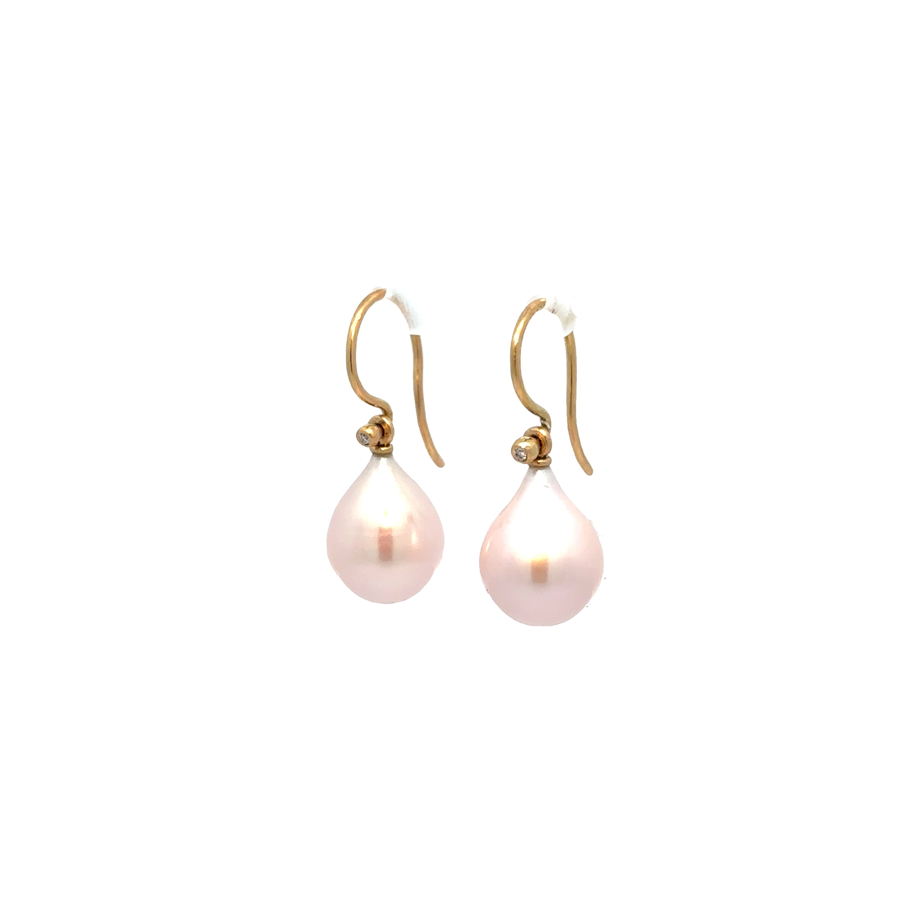 Der perfekte Perltropfen! - und dazu noch als Paar! 2 Mabéperlen naturfarben aus einer Süsswassermuschel sind in Gold 750 gefasst und sind als Einhänger für verschiedene Oberteile Ohrschmuck gefertigt. Maße 12 x 15mm. Sehr stimmig auch mit Oberteilen Nr. 19778

UNIKATE

gefertigt im KISSNER Meisteratelier