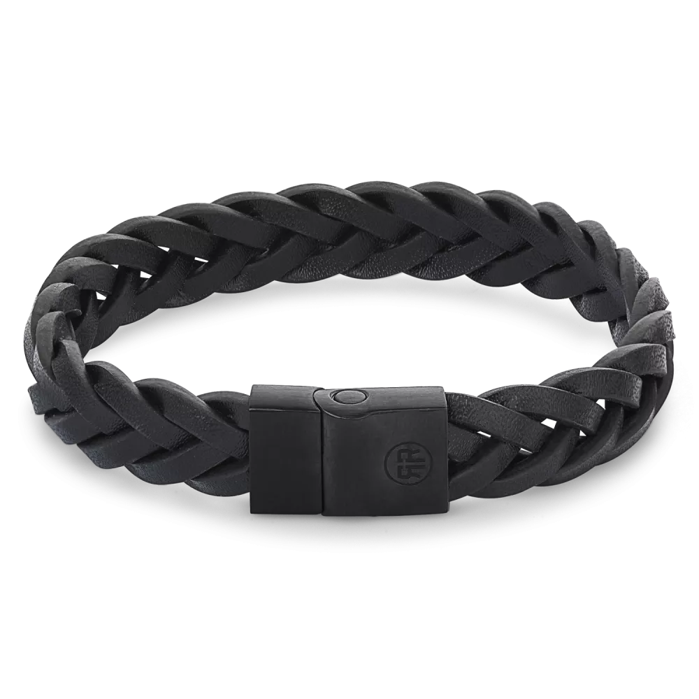 De Full Metal armband van Rebel en Rose is een leren armband van 12 mm breed met een sluiting van edelstaal. De unieke (PSR*) sluiting bestaat uit twee delen die perfect in elkaar vallen, zonder dat daar hulpmiddelen als magneten voor nodig zijn. Het leer wordt soepeler naarmate je het langer draagt (net als bij schoenen). Dus in het begin mag het iets strakker zitten dan je zou willen. Meet je polsomtrek op en kijk in de maattabel voor de juiste keuze. De armbanden combineren goed met onze kralenarmbanden. (*PSR = Push-Slide- Release)

Modelnaam	Full Metal Braided Black Black 
Modelnr.	RR-M0026-B-L+
Collectie	Bracelets Leather Steel
Type sieraad	Armband
Kleur	Zwart
Sluiting	All Stainless Steel
Materiaal	Leer+Staal
Afwerking	zwart Gun
Breedte (mm)	12mm
Garantie	6 maanden