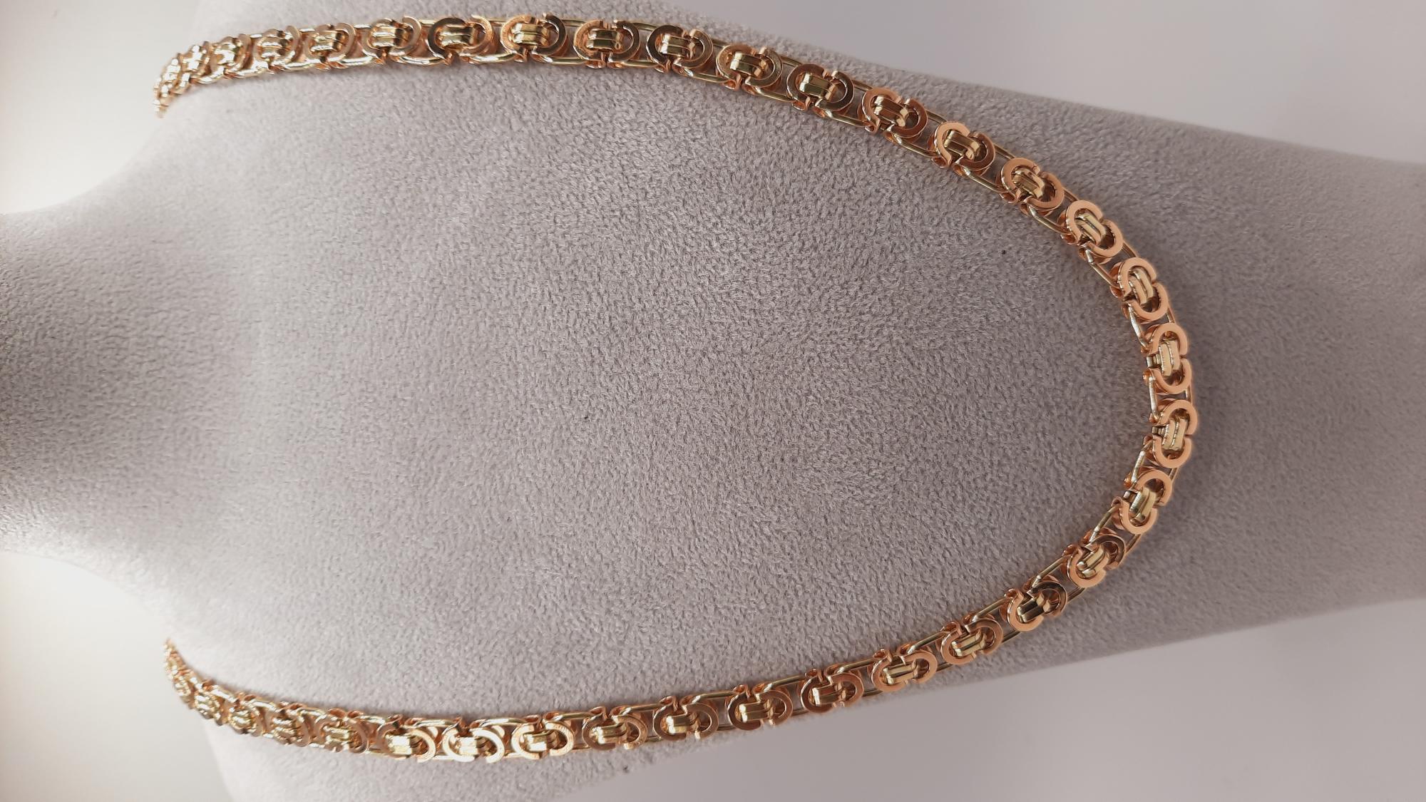 De Gouden Plaat Koningsketting (modelnummer BREA-0002415) is een elegante 14-karaat gouden ketting van 70 cm lang en 6,5 mm breed. Met een gewicht van 43,78 gram straalt hij luxe uit. Het nikkelvrije sieraad heeft een glanzende afwerking. Perfect voor speciale gelegenheden en feesten, het is ideaal om te dragen als statement piece.