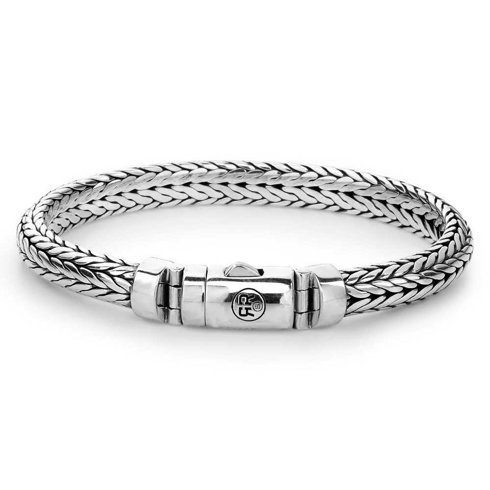 De Iris armband van Rebel and Rose is een handgemaakt en met de hand gevlochten sieraad van zilver. Deze zilveren armband van 6,5 mm breed is maar liefst in 6 maten verkrijgbaar en geschikt voor mannen en vrouwen. Het sieraad laat zich uitstekend combineren met onze andere zilveren armbanden, onze leren armbanden, maar zeker ook met onze kralen armbanden van edelsteen.

Modelnaam	Iris
Modelnr.	RR-BR007-S-S
Collectie	Bracelets Zilver
Type sieraad	Armband
Kleur	Zilver
Sluiting	Zilver
Materiaal	Zilver
Steenkleur	Zilver
Afwerking	Polish
Breedte (mm)	6,5mm
Garantie	6 maanden
