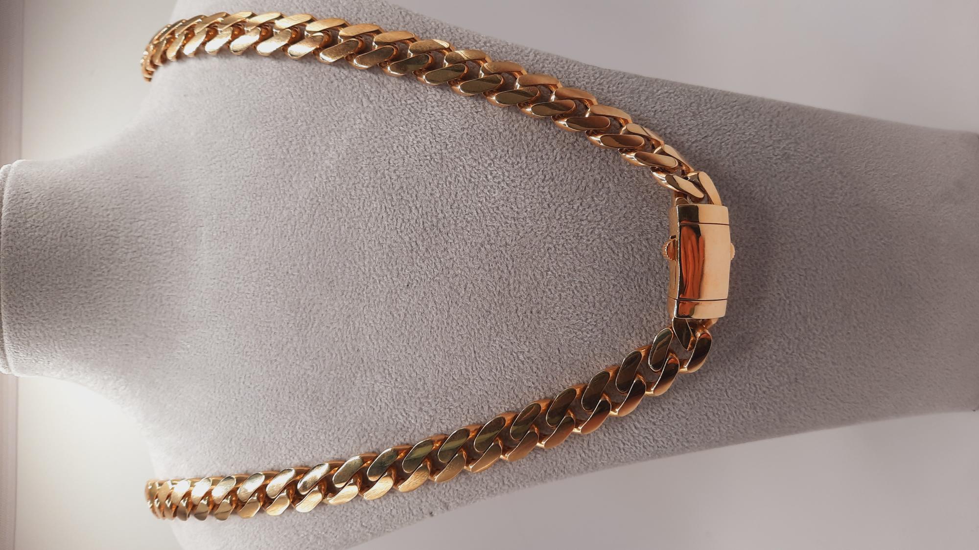 Deze gouden ketting (modelnummer BREA-0002738) is een luxe sieraad in 14kt goud. Het heeft een diameter van 65 mm, een breedte van 10,5 mm en weegt 60,38 gram. De ketting straalt elegantie uit en is perfect voor elke gelegenheid. Draag het alleen voor een tijdloze uitstraling of combineer het met andere sieraden voor extra glamour.