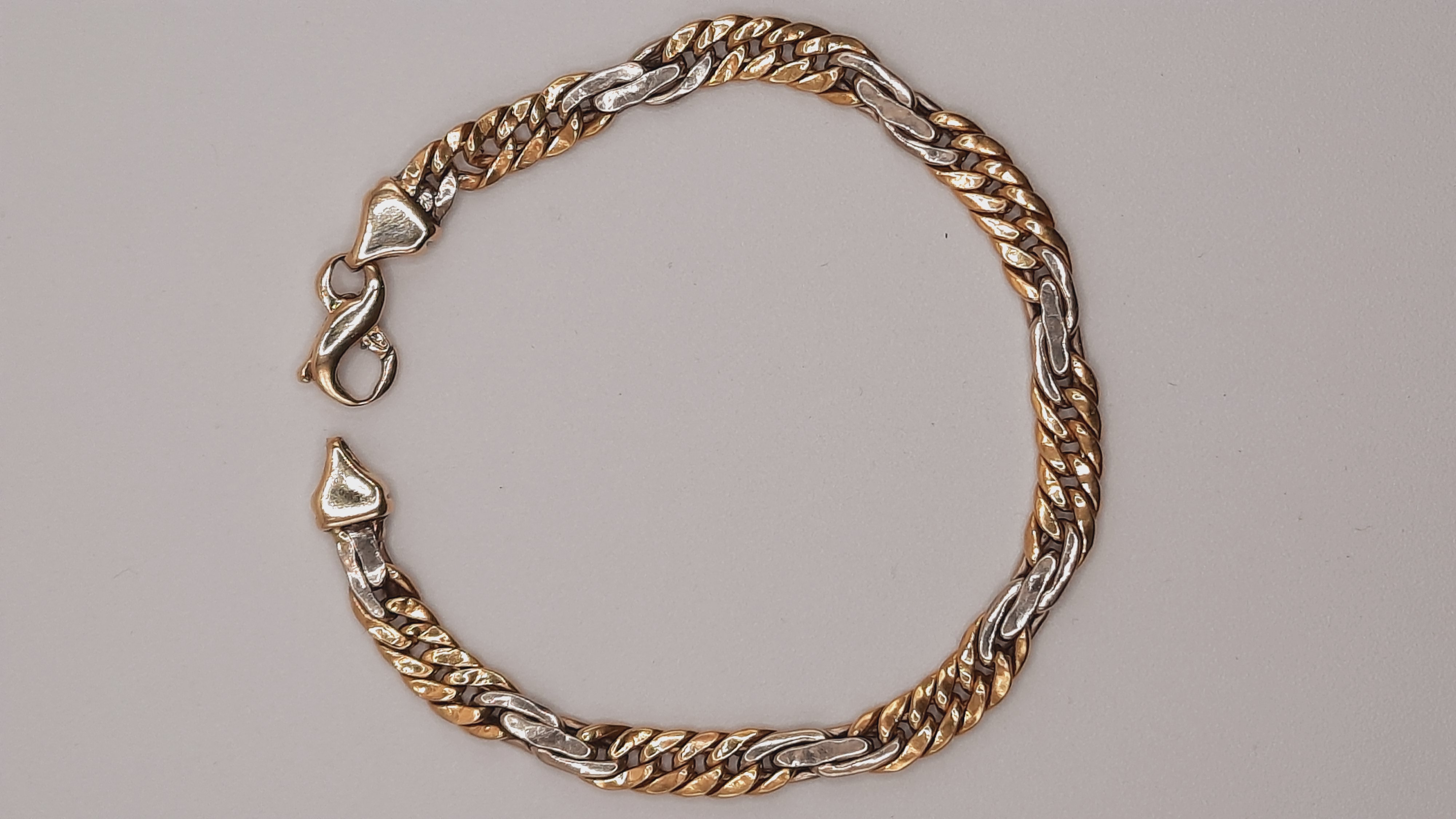 De gouden armband modelnummer 00020 is een prachtige 18kt gouden armband. Met een breedte van 6 mm en een gewicht van 9,86 gram, combineert deze armband elegantie met draagcomfort. De armband heeft een diameter van 19 cm en is goud-zilver gekleurd. Draag deze stijlvolle armband solo of combineer met andere sieraden voor een luxe uitstraling.