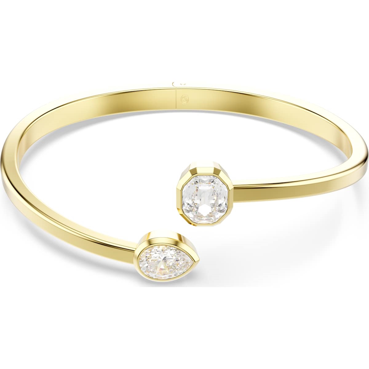 Deze stralende Imber-armband combineert klassieke stijl met een moderne touch en is gemaakt om in de schijnwerpers te staan. Het open ontwerp heeft een goudkleurige toplaag en is voorzien van Swarovski Zirkonia in de Pear- en Octagon-slijpvorm in een moderne bezelzetting. De perfecte manier om elke outfit een vleugje luxe te geven die moeiteloos combineert met een paar bijpassende oorbellen uit dezelfde collectie.