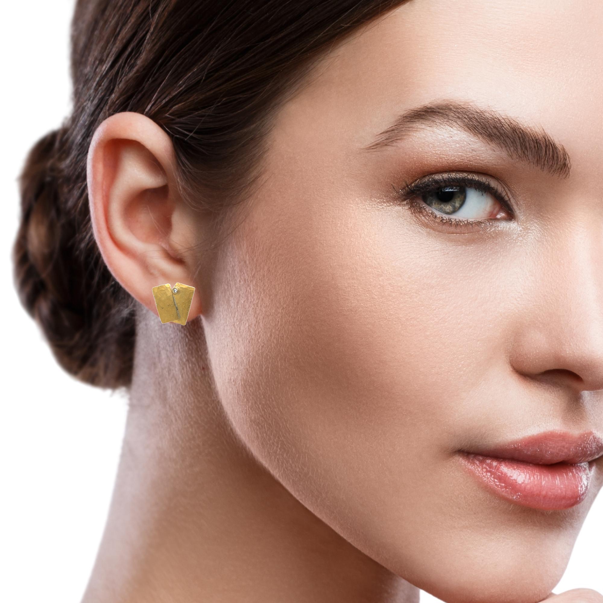 Diese Ohrstecker aus Silber sind mit Feingold geschweißt und verfügen über 2 Brillanten. Die Goldstifte sind aus 750er Gold. Tragen Sie diese luxuriösen Ohrstecker für einen eleganten Look zu jedem Anlass. Kombinieren Sie sie mit anderen Schmuckstücken für einen noch glamouröseren Effekt. Zeigen Sie Ihren Stil mit diesen funkelnden Ohrsteckern!