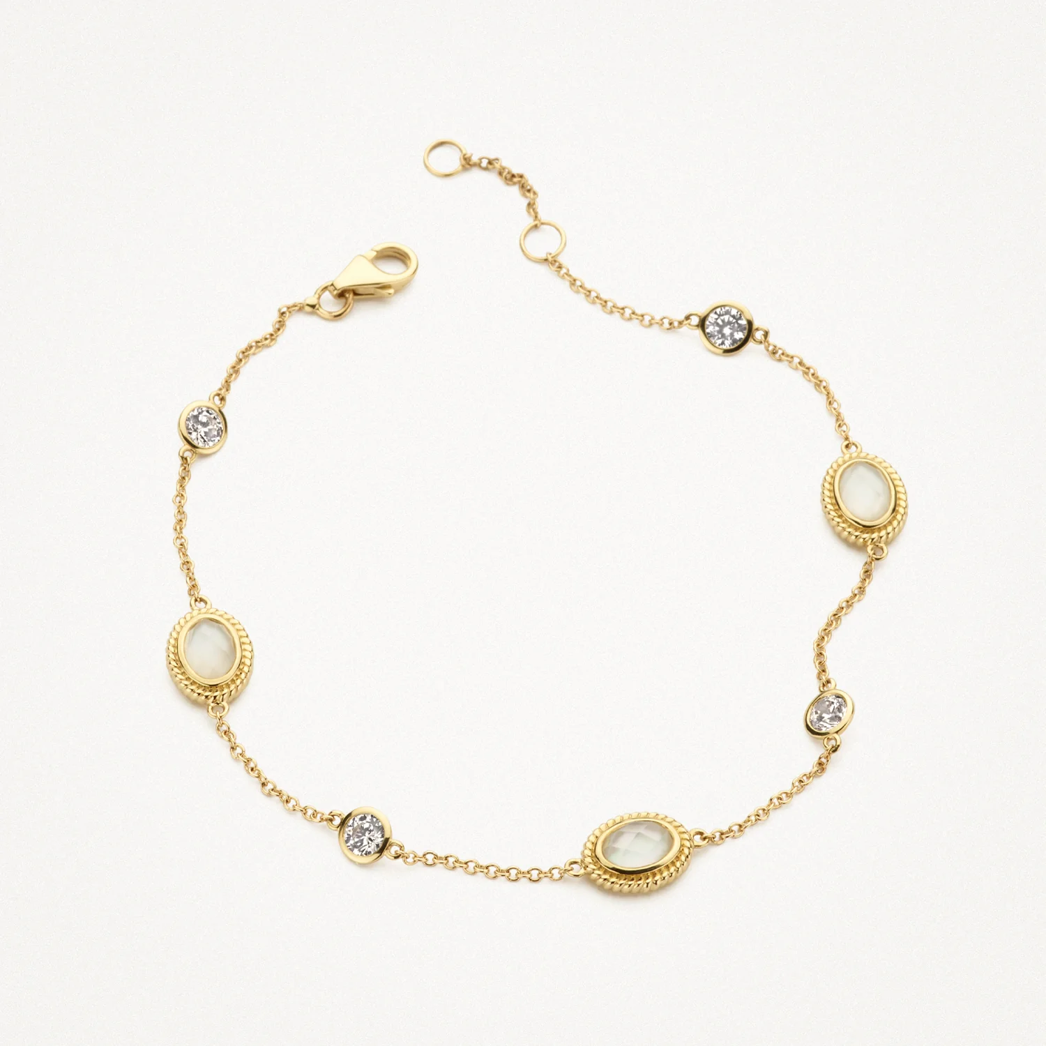 Deze prachtige armband heeft een luxe gouden uitstraling en een subtiele Mother of Pearl steen. De armband is 19cm lang en straalt elegantie en stijl uit. Draag hem alleen voor een verfijnde look of combineer hem met andere armbanden voor een trendy uitstraling. De perfecte toevoeging aan elke outfit!