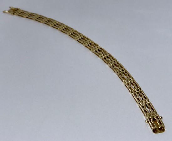 14 Karaat geel gouden dames fantasie armband met gepende schakel en met een bak slot sluiting. schakelbreedte 8 mm. lengte 19,5 cm.