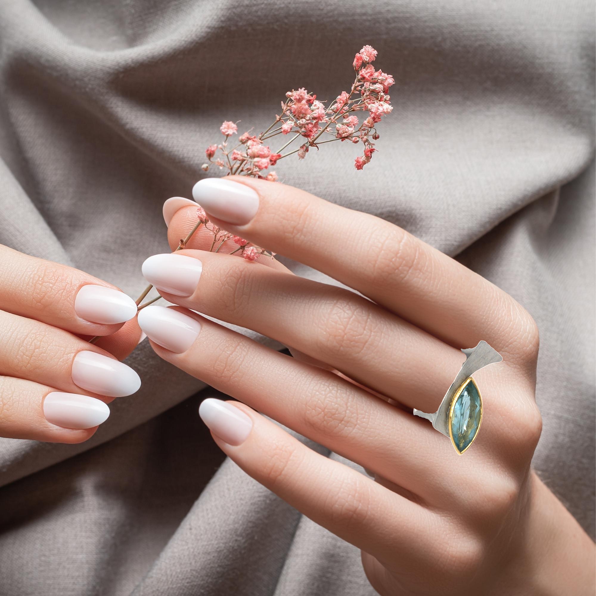 Der Smartcurve Ring aus Weißgold und Gelbgold mit Aquamarin ist ein echtes Juwel. Die einzigartige Formgebung und die edlen Materialien machen ihn zu einem Blickfang an jedem Finger. Tragen Sie ihn solo für einen eleganten Look oder kombinieren Sie ihn mit anderen Ringen für einen individuellen Stil. Ein Must-Have für Schmuckliebhaber!