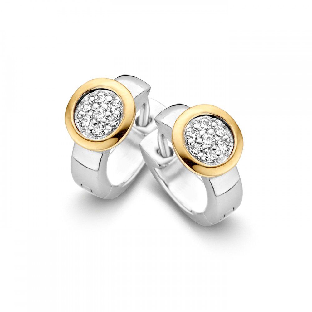 Zilver met 14 karaat gouden creolen en zirkonia's. Deze oorbellen zijnonderdeel van een set.
