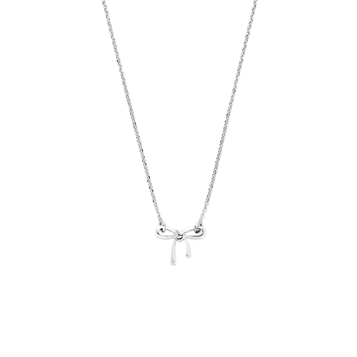Gerhodineerd 925 zilveren collier uitgevoerd met een strik hanger. Het collier heeft een draaglengte van 41cm met een extensie van 4cm. De schakelbreedte is 1.3mm. Uitgevoerd met een karabijnsluiting.