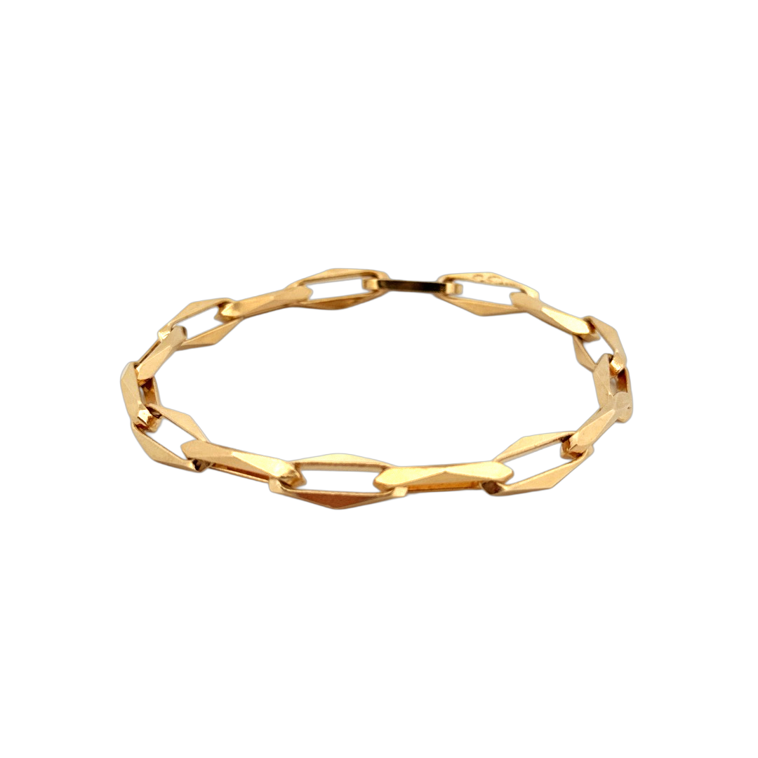 Deze 14 karaat geelgouden armband is voorzien van prachtig gefacetteerde details en heeft een robuust gesloten design. De armband is massief en van hoge kwaliteit, perfect om dagelijks te dragen. Draag deze armband op zichzelf voor een elegante look of combineer met andere armbanden voor een trendy en persoonlijke uitstraling. Een tijdloos stuk dat perfect is voor elke gelegenheid.