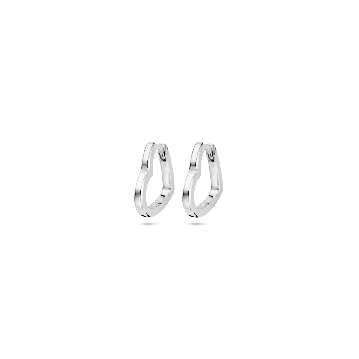 Gerhodineerd 925 zilveren klapoorringen uitgevoerd in de vorm van een hartje. De klapoorringen hebben een buisdikte van 2mm.
