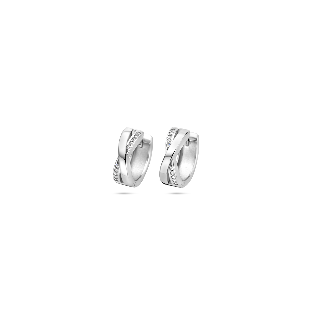 Gerhodineerd 925 zilveren klapoorringen uitgevoerd met zirkonia. De oorringen hebben een diameter van 13mm.