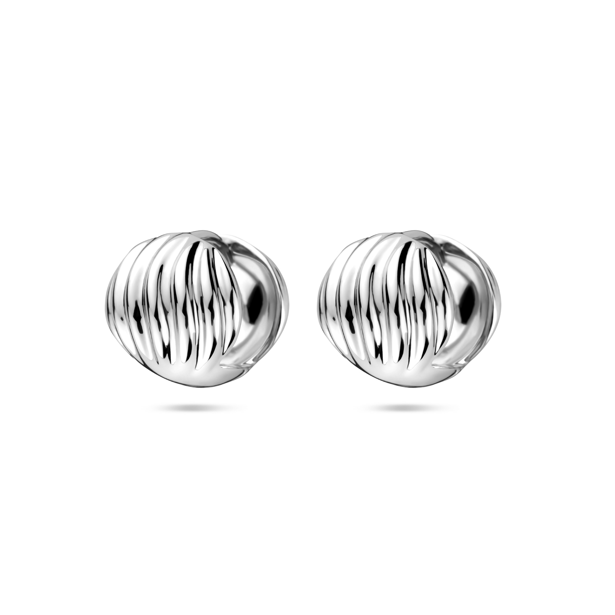 Gerhodineerd 925 zilveren klapoorringen. De oorringen hebben een afmeting van 14x12mm